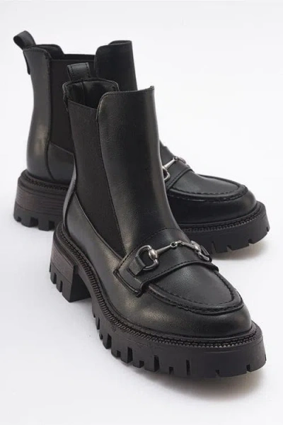Prologue Shoes Vesper Buckled Chelsea Boot In Black