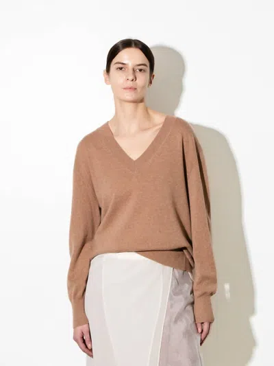 Pure Cashmere Oversized V-neck Sweater In Camel In Brown