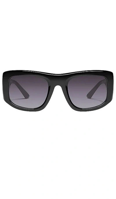 Quay X Guizio Uniform Square Sunglasses In 黑色 & 烟灰色