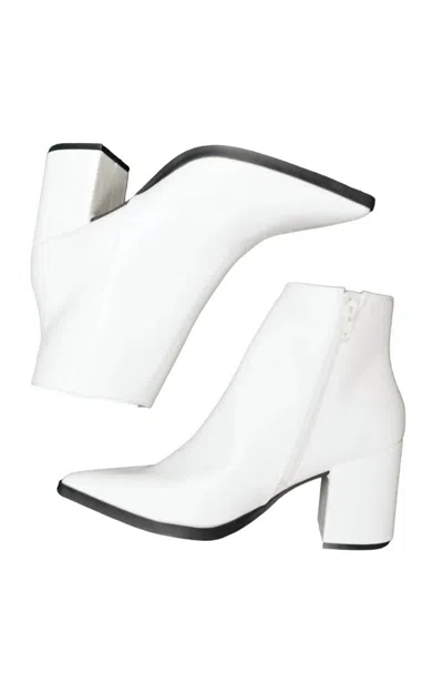 Qupid Women's Amari Ankle Boots In White
