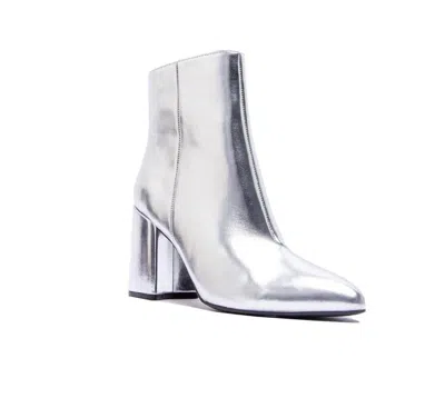 QUPID WOMEN'S BLOCK HEEL DRESS ANKLE BOOTIES IN SILVER