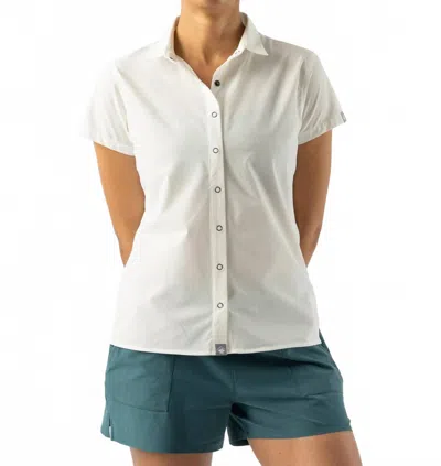Rabbit High Country Solid Short Sleeve Top In White In Multi