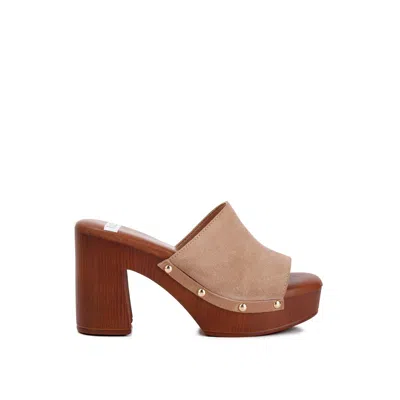 RAG & CO WOMEN'S NEUTRALS CARTERA SOFT SUEDE HIGH BLOCK HEEL CLOGS IN TAN