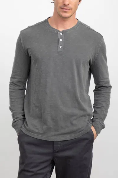 Rails Skhi Henley Top In Washed Black In Red