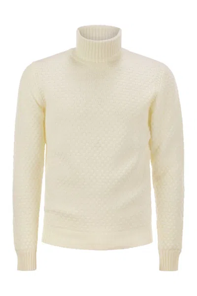 Rakkì Honeycomb Stitch Turtleneck - White In Cream