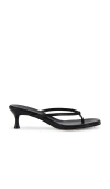 Raye Kimme Sandal In 블랙