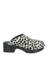 Re/done Black & White 70s Studded Clogs In White