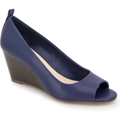 Reaction Kenneth Cole Elinor Wedge Pump In Navy Nappa