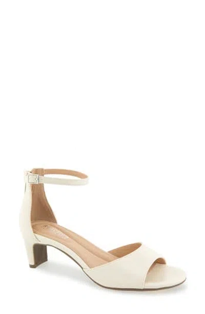 Reaction Kenneth Cole Voyage Sandal In White