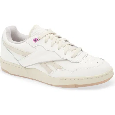 Reebok Bb 4000 Ii Sneaker In Chalk/sand/hazy Grey