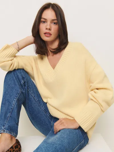 Reformation Jadey Cashmere Oversized V-neck Jumper In Parmesan