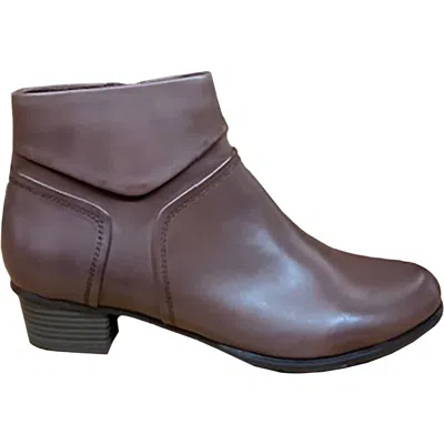 Regarde Le Ciel Women's Stefany Leather Boots In Brown In Burgundy