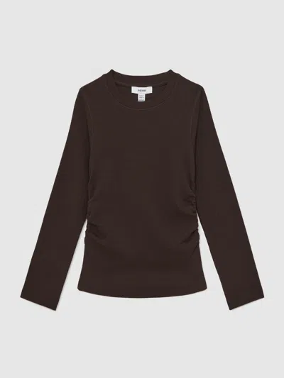 Reiss Chocolate Cotton Ruched Long Sleeve T-shirt With Stretch In Brown
