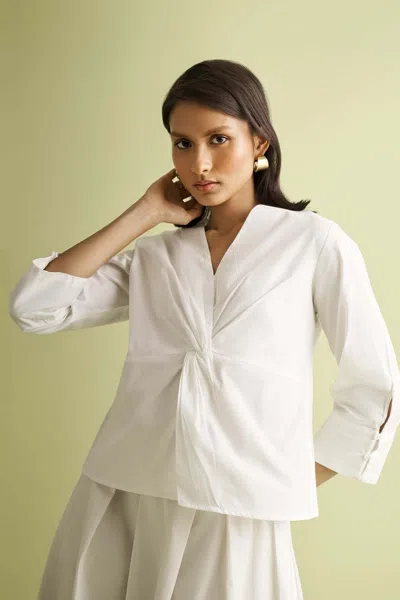 Reistor Front Twist Top In White