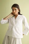 Reistor Front Twist Top In White In White