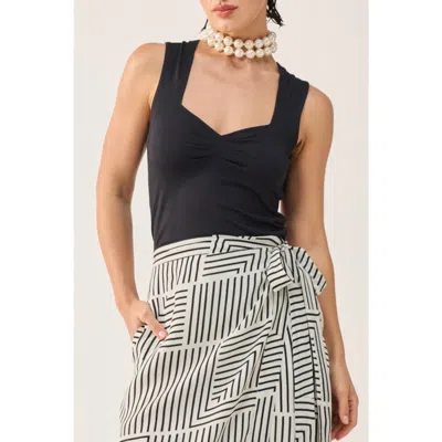 Reistor Sweetheart Neck Top In Black