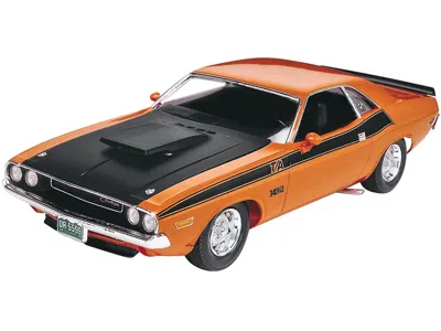 Revell Level 4 Model Kit 1970 Dodge Challenger T/a "streetburner" 2-in-1 Kit 1/24 Scale Model By