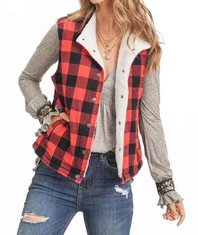 Risen Checks Out Sherpa Vest In Red In Black
