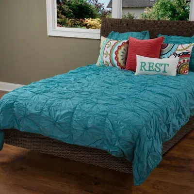 Rizzy Home Knots Quilt In Blue