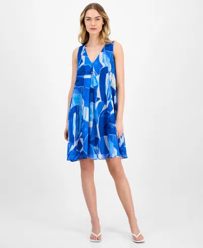Robbie Bee Petite Printed Bow-back V-neck Shift Dress In Blue