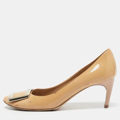 Roger Vivier Beige Patent Leather Metal Logo Round Toe Pumps In Nude