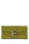 Roger Vivier Chic Wallet Chain Featuring Buckle Detail In Green