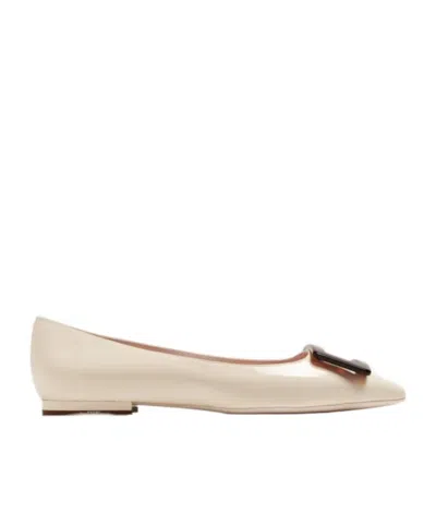 Roger Vivier Gomettine Tapered Toe Toes Ballet Shoes In Nude