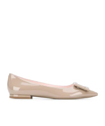 Roger Vivier Gommettine Lacquered Buckle Ballerina Flats In Beige