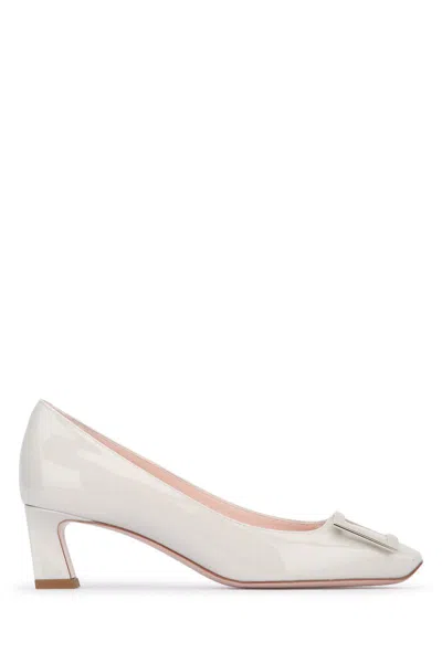 Roger Vivier Trompette 45 Metal Buckle Pumps In Patent Leather In Beige