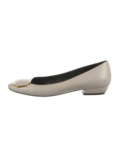 Pre-owned Roger Vivier Leather Flats In Neutral