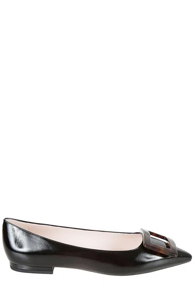 Roger Vivier Logo Engraved Ballerina Shoes In Black