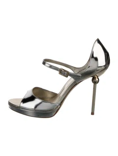 Pre-owned Roger Vivier Patent Leather Sandals
