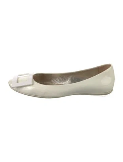 Pre-owned Roger Vivier Patent Leather Studded Accents Ballet Flats In White