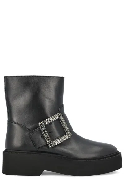 ROGER VIVIER POINTED TOE BLACK BOOTS WITH MODERATE HEEL AND STREAMLINED SILHOUETTE