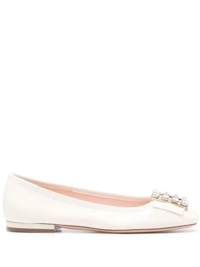 Roger Vivier Strass Heel Ballerina Flats In Patent Leather In Off-white