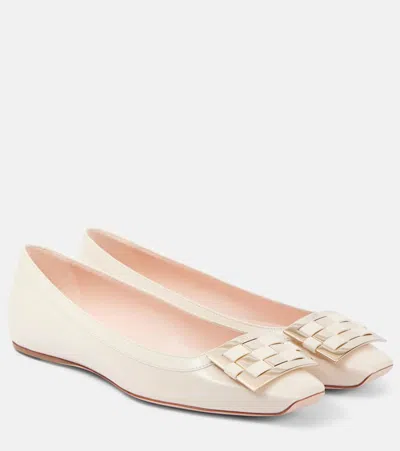 Roger Vivier Trompette Ball Leather Ballet Flats In Weiss