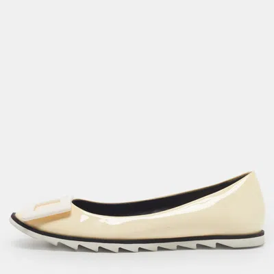 Pre-owned Roger Vivier Trompette Size 35 Cream Patent Leather Ballet Flats In White