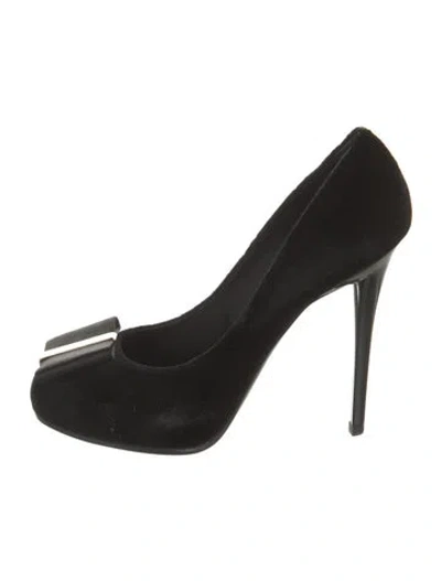 Pre-owned Roger Vivier Velvet Pumps In Black