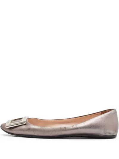 Pre-owned Roger Vivier Vintage Gommettine Metallic Leather Ballet Flats In Silver