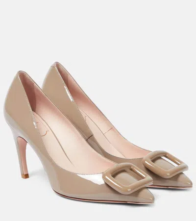 Roger Vivier Viv' Choc Patent Leather Pumps In Beige