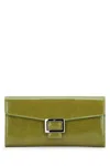 Roger Vivier Chic Wallet Chain Featuring Buckle Detail In Green