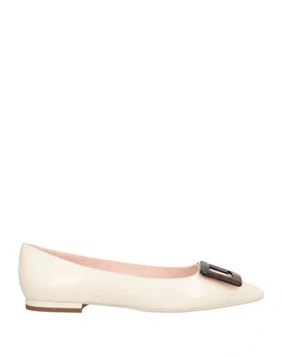 Roger Vivier Gommettine Patent-leather Point-toe Flats In Off-white