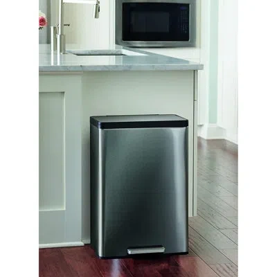 Rubbermaid 12 Gallon Step On Waste Basket