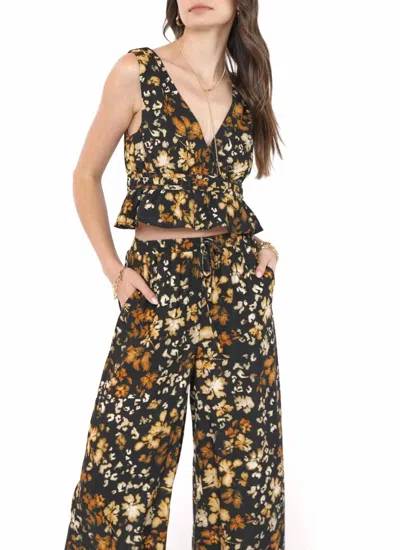 Sadie & Sage Sleeveless Peplum Ease Top In Black