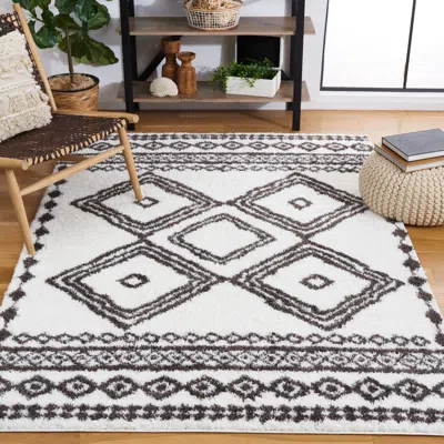 Safavieh Berber Shag Machine Made Area Rug, Ivory / Dark Grey Bohemian Style Easy Care In White