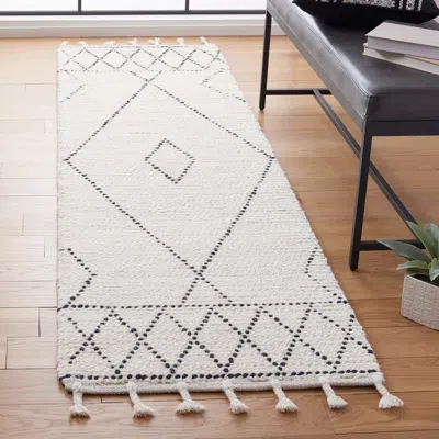 Safavieh Casablanca Hand Made Area Rug, Ivory / Black Bohemian Style Non-shedding In White