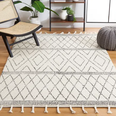 Safavieh Casablanca Hand Made Area Rug, Ivory / Black Bohemian Style Non-shedding In White