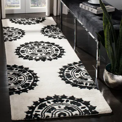 Safavieh Soho Hand Made Area Rug, Ivory / Black Bohemian Style Non-shedding