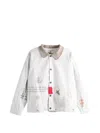 Saitos 그래픽 프린트 패치 디테일 코튼 재킷 In White