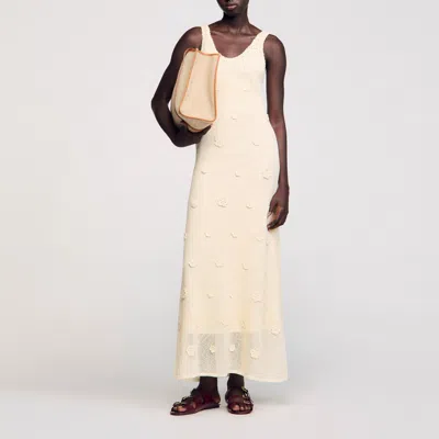 Sandro Robe Longue En Maille In Sand